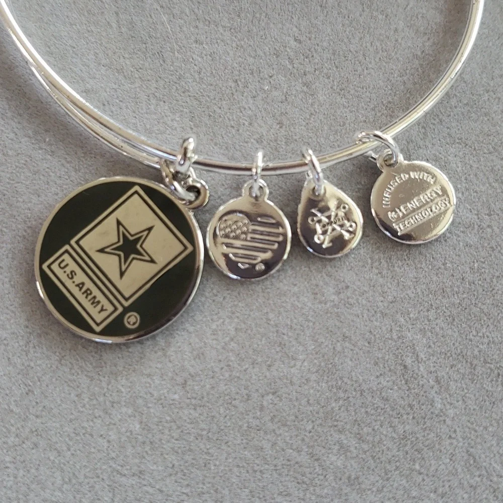 28. Army charm bracelet - Picture 2 of 5